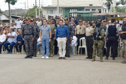 Entrega. Las cien camionetas entregadas en Colonche, provincia de Santa Elena forman parte de una flota de 339 vehículos recientemente dados a la Policía Nacional.