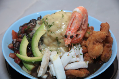 Boliniche. Es un bolón de verde con maní, bañado en una salsa velouté, acompañado de un ceviche de pescado o concha, con camarones apanados, con calamares y aguacate.