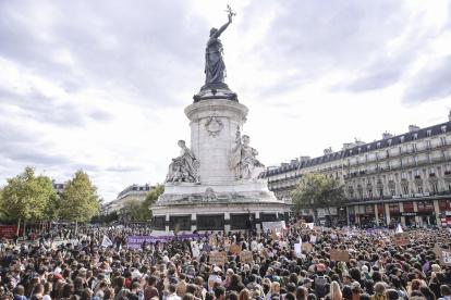 Paris (France), 14/09/2024.- Hundreds of people take part in a feminist demonstration in support of Gisele Pelicot, victim of alleged rape by her husband and dozens of men over years, in Paris, France, 14 September 2024. Dominique Pelicot is accused of drugging his wife to rape her when she was unconscious and offer her to dozens of men at their house in Mazan, south of France, between 2011 and 2020. Fifty of them have also been accused. Dominique Pelicot could spend up to 20 years behind bars if proven guilty. The verdict is expected at the end of November 2024. (Francia) EFE/EPA/TERESA SUAREZ