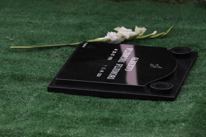 Fotografía de la lápida del expresidente de Perú, Alberto Fujimori, este sábado, en el cementerio Huachipa en Lima (Perú).