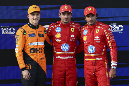 Charles Leclerc (c) saldrá primero, escoltado por Oscar Piastri (i) y Carlos Sainz Jr.