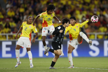 Yunaira López (d) de Colombia rechaza el balón durante el partido de octavos de final de la Copa Mundial Femenina sub-20 entre Colombia y Corea del Sur.