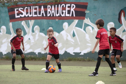 Niños de la escuela de fútbol Bauger, en Santo Domingo. El país, reconocido mundialmente por el béisbol, se está viendo superado por el fútbol entre los más jóvenes.