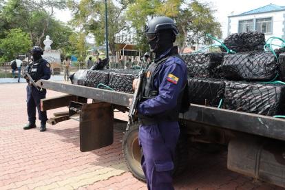 Control. La Armada enfatizó que usó unidades navales y aéreas en el operativo que fue a 140 millas náuticas de la isla San Cristóbal.