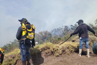 Habitantes de Quinticusig ayudan en la lucha contra el incendio forestal para evitar que lleguen a las fuentes de agua.