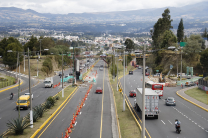El carril exclusivo en la autopista General Rumiñahui estará activo por tres horas.