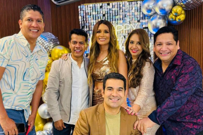 Gaby Pazmiño con sus amigos.