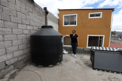 Hay moradores que han invertido hasta $ 900 en tanques de reserva para tener el líquido vital.