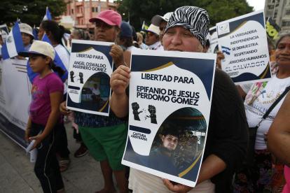 Protestas. Cientos de ciudadanos salieron a las calles con carteles y gritos para pedir “justicia para los desaparecidos”. Acusan a Bukele de dictador.