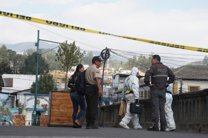 Policías y bomberos de Cayambe removieron el cadáver.