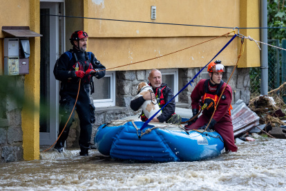 Rescatistas socorren a ciudadanos y sus mascotas en zonas abnegadas