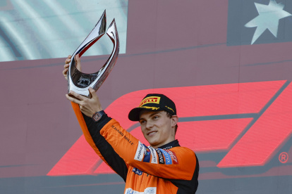 Oscar Piastri celebra como ganador absoluto del gran premio de este domingo 15 de septiembre en Baku.