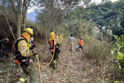 El incendio está activo en el cerro Ilaló, en el sector de Toglla, en Tumbaco.