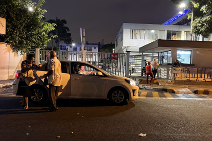 Consulta. Algunos van a las 3:00 al Hospital de la Policía Nacional. Los que llegan a las 6:00 no siempre logran ser atendidos.