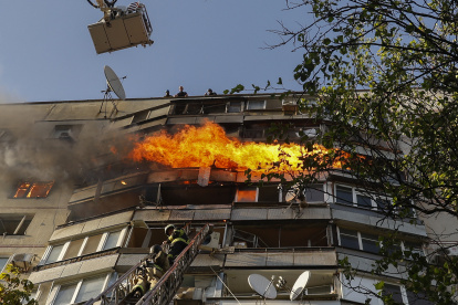 Bomberos de Ucrania intentan mitigar el fuego causado por el ataque ruso.