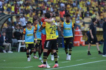 Javier Burrai y Octavio Rivero hicieron la noticia cuando Barcelona le ganó 2-1 a Macará.