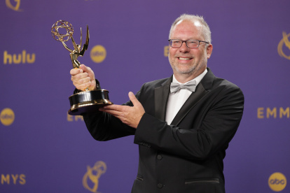 El estadounidense Frederick E.O. Toye posa con el premio que lo reconoce como ganador a la Mejor Dirección de una Serie Dramática por "Shogun".
