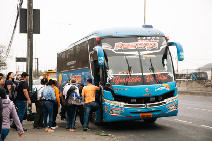 Diferentes ciudadanos llegan a este punto de la vía Perimetral para dirigirse a la costa.