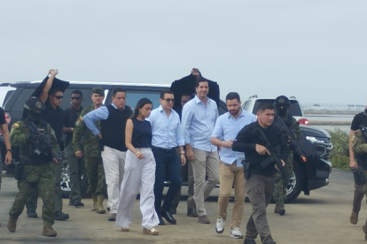 El presidente Daniel Noboa durante el recurrido en una obra vial en Salinas.