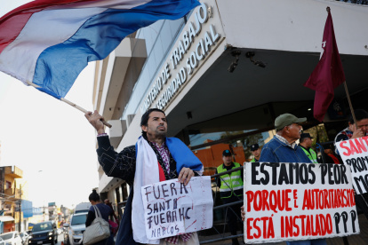 Integrantes del partido político Paraguay Pyahura realizan una manifestación a las afueras del Ministerio de Trabajo