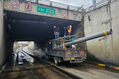 El conductor de un tractor desobedeció el límite de altura del paso deprimido, lo que provocó la ruptura de la tubería de distribución de agua potable.