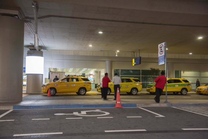 Al interior de la terminal aérea, cooperativas formales dan el servicio de taxi a los pasajeros. Sin embargo, quienes buscan reducir costos optan por tomar autos de aplicaciones.