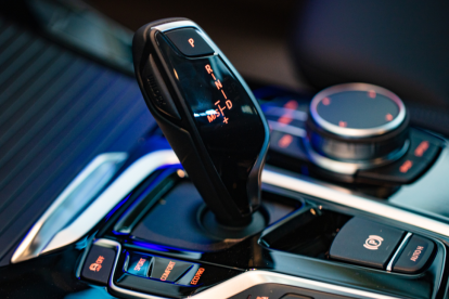 Arrancar un vehículo con caja automática cuando la batería está descargada puede ser un desafío.