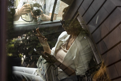 La exprimera dama de Argentina Fabiola Yáñez en el interior de un vehículo tras declarar desde Madrid