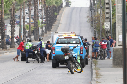 Debido al accidente, un tramo de la avenida Francisco de Orellana tuvo que ser cerrado por personal de la Agencia de Tránsito y Movilidad.