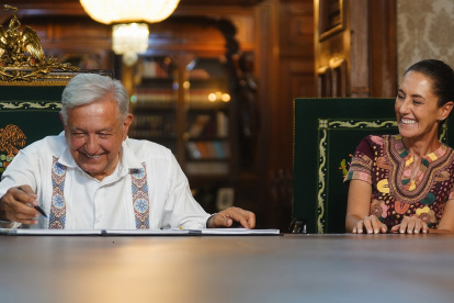 El mandatario mexicano Andrés Manuel López Obrador y de la presidenta electa de México, Claudia Sheinbaum durante un acto protocolario este domingo.