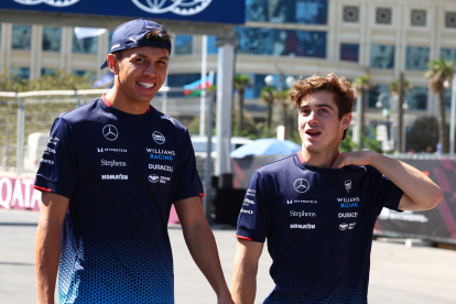 Franco Colapinto (d) junto Alex Albon, ambos de la escudería Williams, previo al Gran Premio de Azerbaiyán.