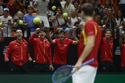 El equipo español en pleno festejó la clasificación a la última etapa.