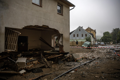 Se ve una casa parcialmente derrumbada tras ser afectada por el desbordamiento del río Bela tras las fuertes lluvias en la ciudad de Jesenik, República Checa, el 16 de septiembre de 2024.
