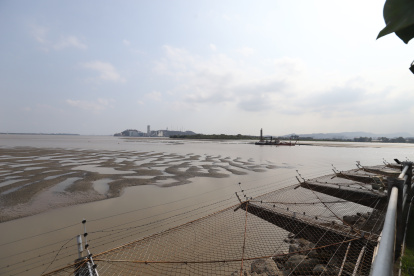Escena. Desde las residencias de La Puntilla esto es lo que se ve: un nuevo banco de arena que se expande.