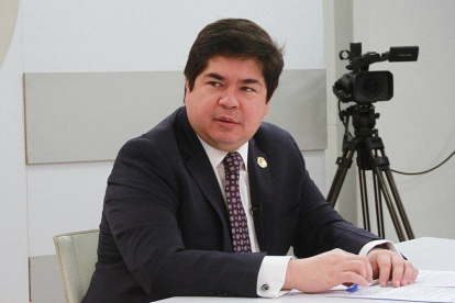 El ministro de Gobierno, Arturo Félix Wong, interrumpió en un programa de radio y gritó al entrevistado.