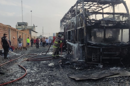 La víctima quedó atrapada en el interior del bus y aunque fue llevado al hospital, debido a la gravedad de sus heridas no resistió.