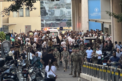 Soldados libaneses y miembros de Hezbolá se reúnen afuera de un hospital donde se transportaba a personas heridas