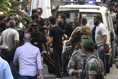 Los paramédicos transportan a una persona herida al Centro Médico de la Universidad Americana de Beirut