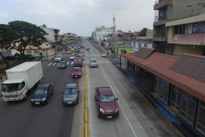 Foto referencia de invasión del carril de la Metrovía
