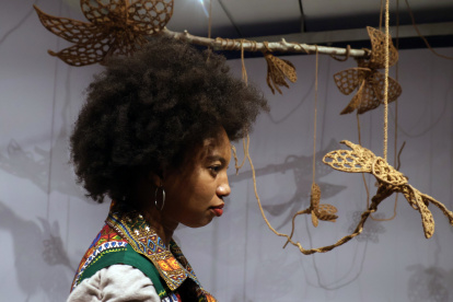 La artista ecuatoriana Judith Requene Hurtado participa en la muestra con la instalación "La danza de los lirios"