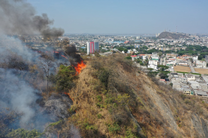 Un incendio se registra en el cerro San Eduardo, en el oeste de Guayaquil, la tarde de este martes 17 de septiembre.