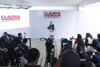 La presidenta electa de México, Claudia Sheinbaum, habla durante una conferencia desde su casa de transición este martes, en la Ciudad de México (México).