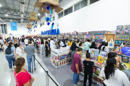 La Feria del Libro recibe cientos de miembros de la comunidad lectora y escritora del país.