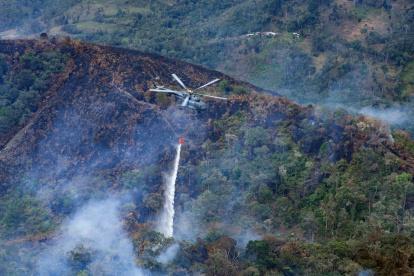 Labor. Un helicóptero deja caer agua en zona de la Florida en el Amazonas peruano.
