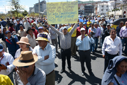 En el parque El Arbolito se congregaron cientos de taxistas y caminaron hasta la Asamblea Nacional.