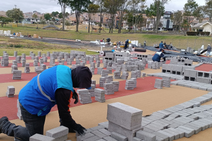 Hace una semana los obreros empezaron con la colocación del material.