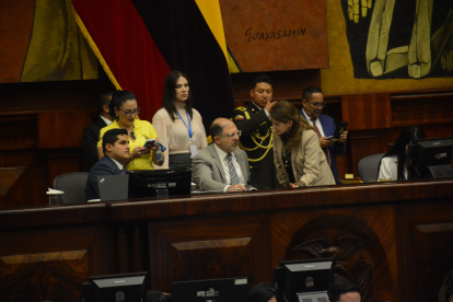 Discusión. En los corrillos legislativos, el tema del día fue la propuesta de reforma constitucional y no los apagones.