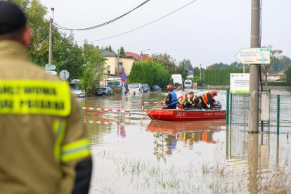 Los rescatistas trabajan en zonas inundadas en Czechowice-Dziedzice, sur de Polonia, el 17 de septiembre de 2024.