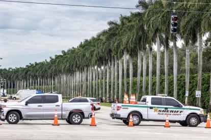 Oficiales del FBI revisan el costado del Trump International Golf Club en West Palm Beach, Florida, EE.UU., 17 de septiembre de 2024.