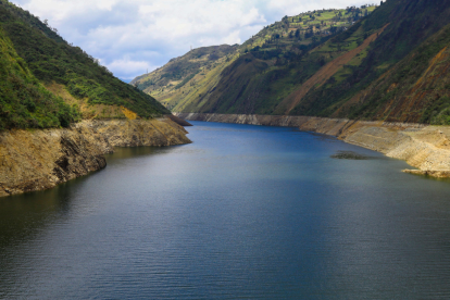 Fotografía del embalse Mazar este martes, en Sevilla de Oro (Ecuador).